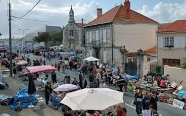 Vue du vide-grenier de Tasdon